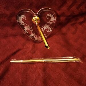 Elegant Heart-Shaped Gold Pen Holder